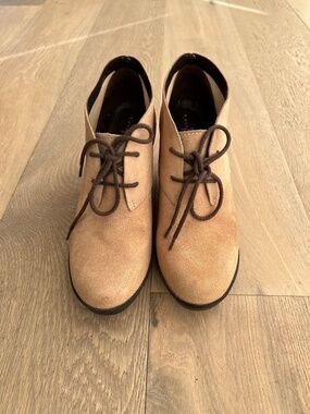 038 🇨🇦 Cole Haan Short Light Brown Suede Ankle Boot, Size 8
